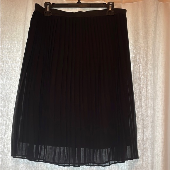 Elegant Black Pleated Skirt - Picture 3 of 5